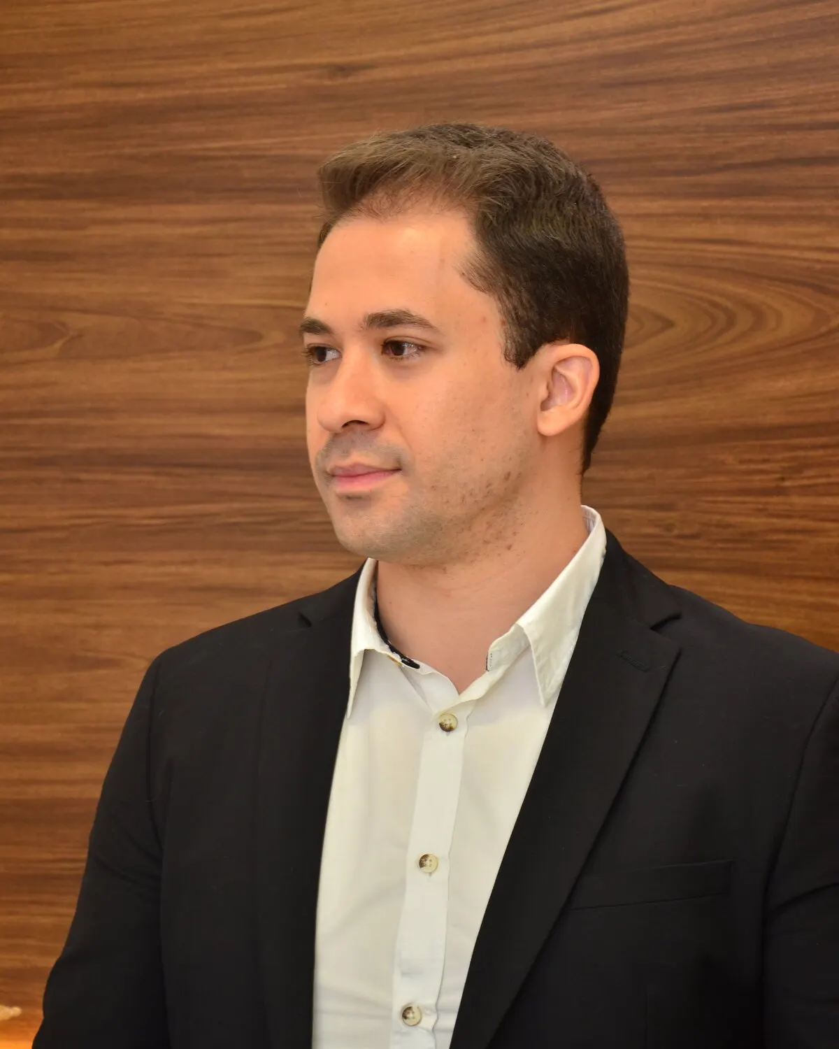 Retrato do Dr. Richard Brasil, de terno escuro e camisa branca